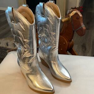 SODA Orville Women’s Silver Western Boots Size 6